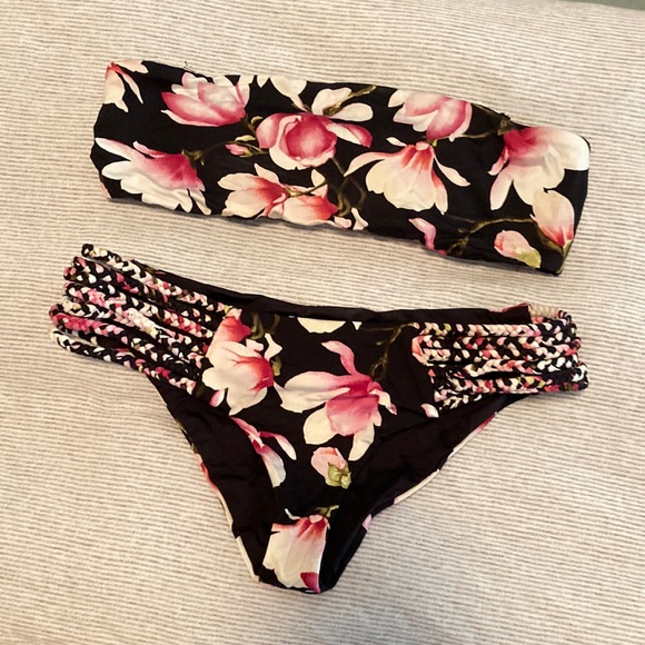Frankie’s Bikini with removable straps - Picture 1 of 6